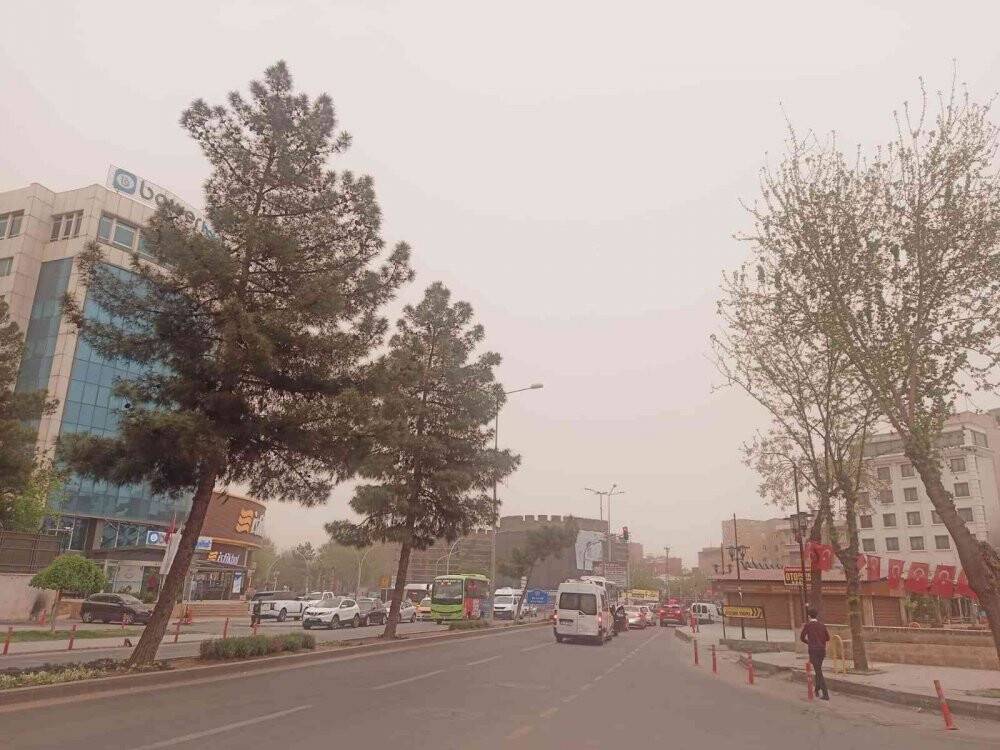 Toz bulutu nedeniyle gökyüzü kızıla büründü