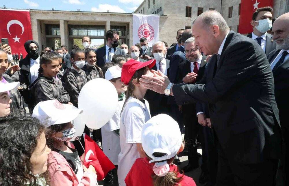 Cumhurbaşkanı Erdoğan Meclis’te karşılaştığı çocuklarla sohbet etti