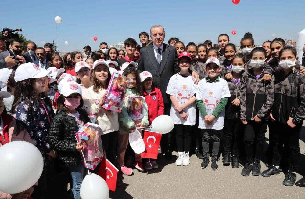 Cumhurbaşkanı Erdoğan Meclis’te karşılaştığı çocuklarla sohbet etti