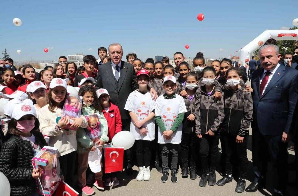 Cumhurbaşkanı Erdoğan Meclis’te karşılaştığı çocuklarla sohbet etti