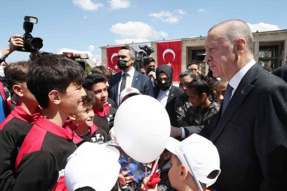 Cumhurbaşkanı Erdoğan Meclis’te karşılaştığı çocuklarla sohbet etti
