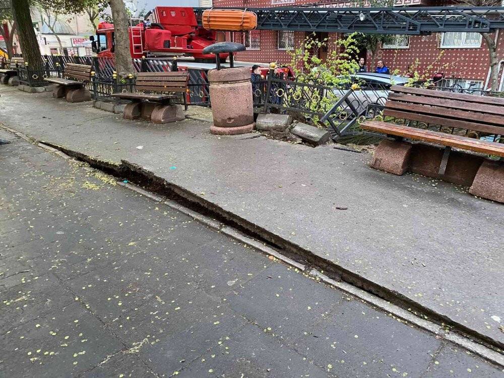 Esenler’de yola devrilen ağaç korku dolu anlar yaşattı