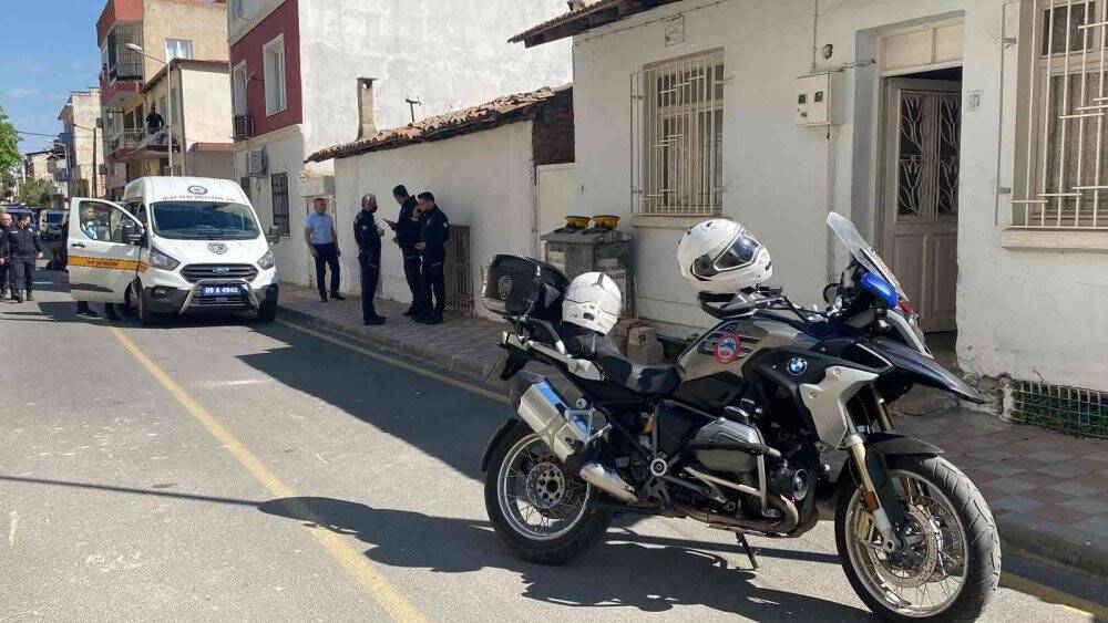 Eşinin ölüm haberini alan adam sağlıkçılara zor anlar yaşattı