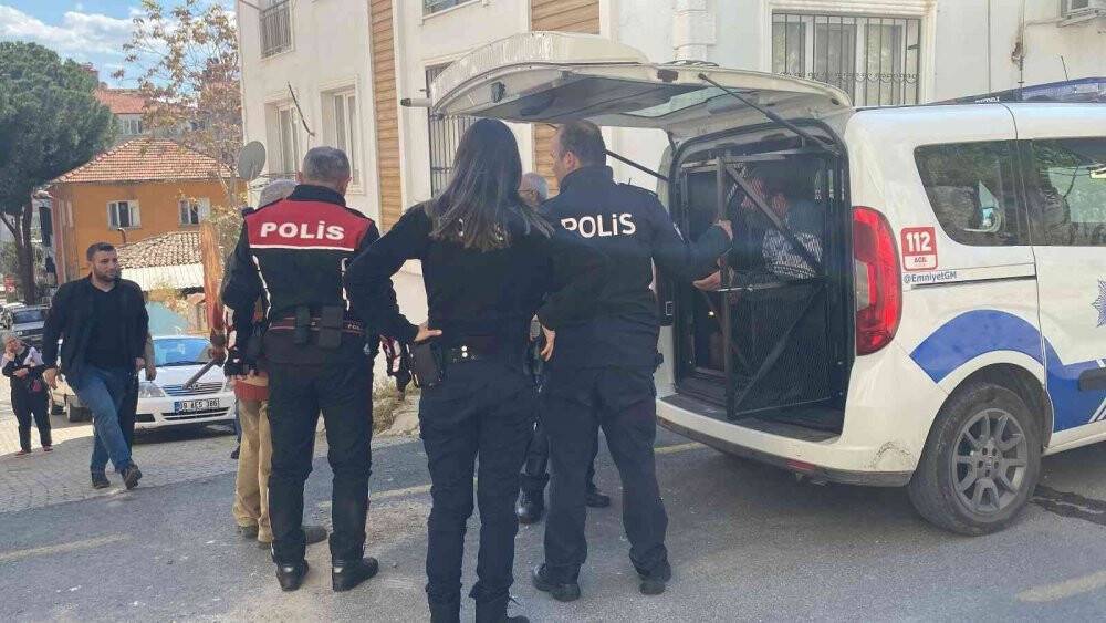 Eşinin ölüm haberini alan adam sağlıkçılara zor anlar yaşattı