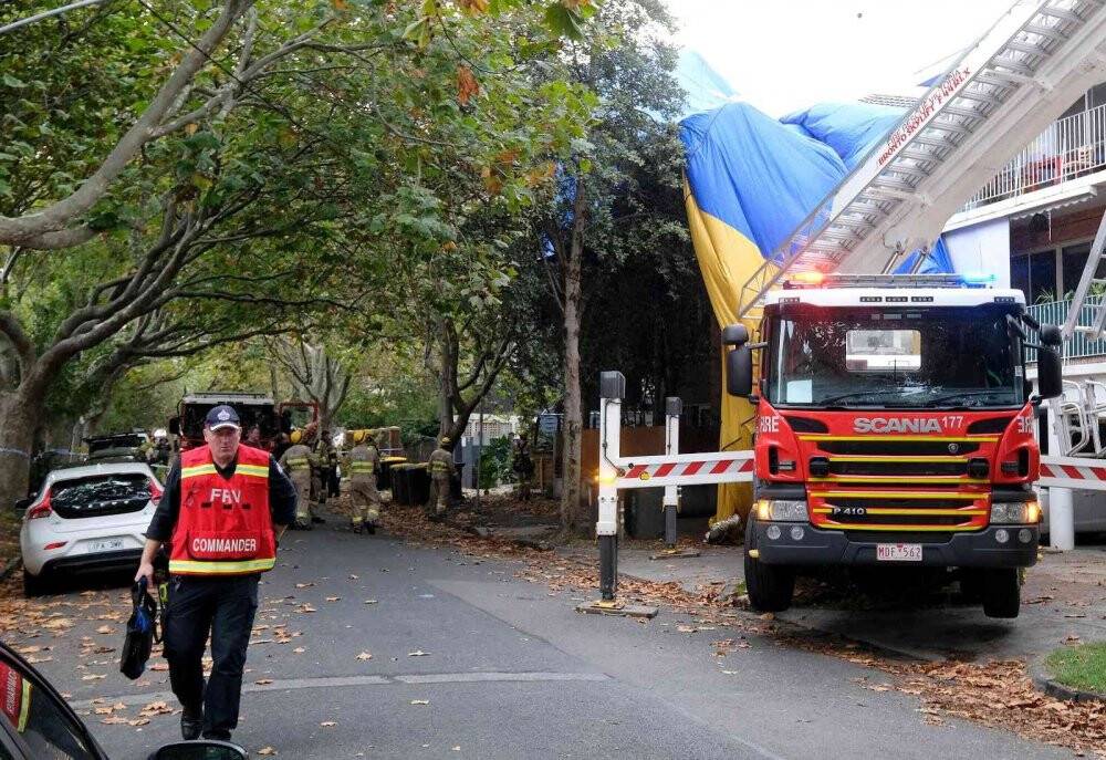 Melbourne’de 12 kişiyi taşıyan sıcak hava balonu caddeye acil iniş yaptı