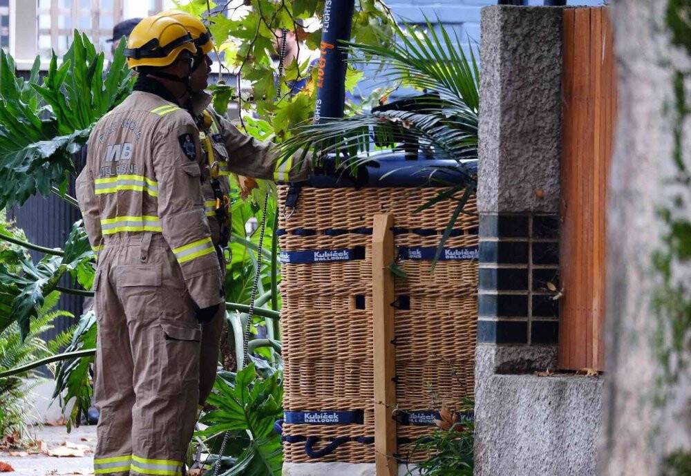 Melbourne’de 12 kişiyi taşıyan sıcak hava balonu caddeye acil iniş yaptı