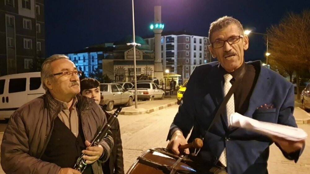 Ramazan davulcuları halkı hırsız ve dolandırıcılara karşı manilerle uyardı