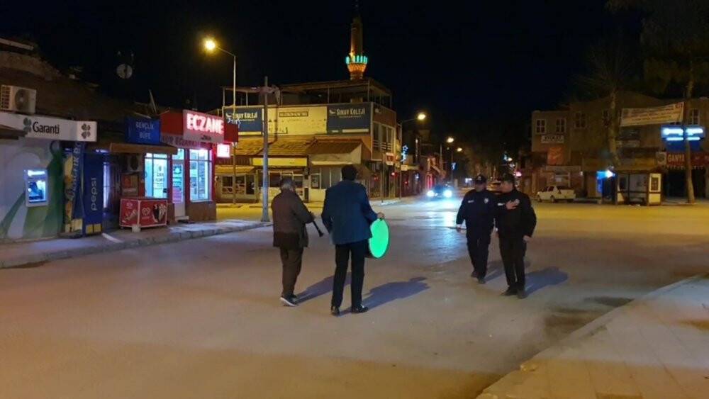 Ramazan davulcuları halkı hırsız ve dolandırıcılara karşı manilerle uyardı