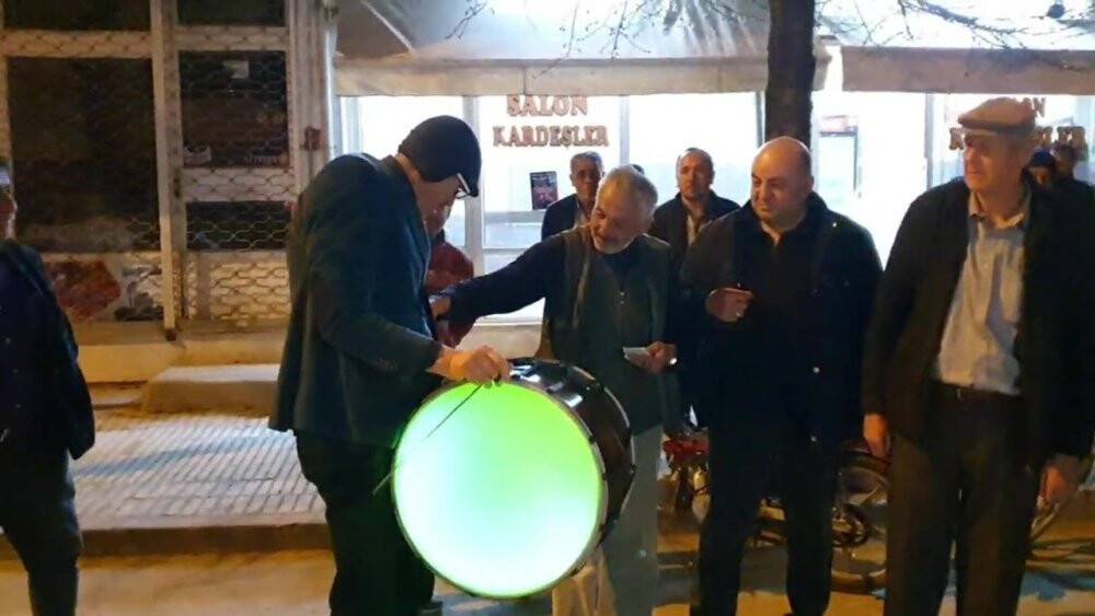 Ramazan davulcuları halkı hırsız ve dolandırıcılara karşı manilerle uyardı