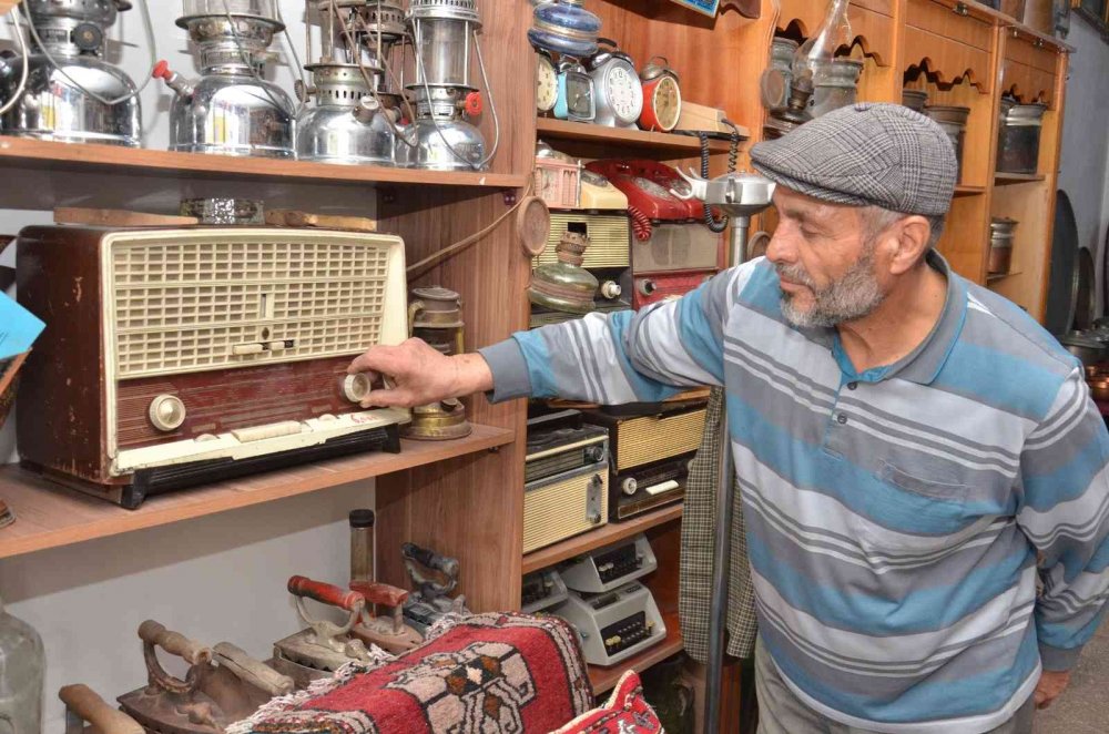 32 yıldır peşinden koştuğu antikalarını satıyor