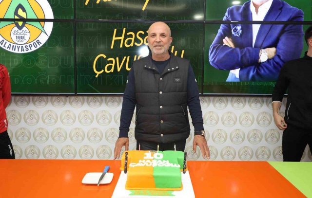 Alanyaspor, Başkan Çavuşoğlu’nun doğum gününü kutladı