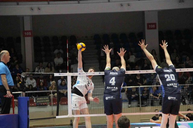 Efeler Ligi: Arkas Spor: 2 - Halkbank: 3