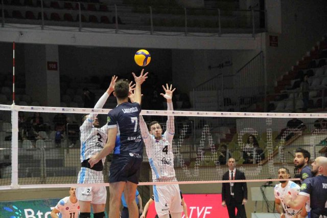 Efeler Ligi: Arkas Spor: 2 - Halkbank: 3