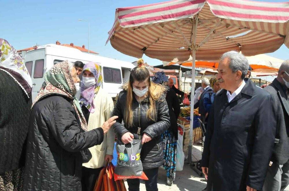 Başkan Akkaya Perşembe Pazarını ziyaret etti