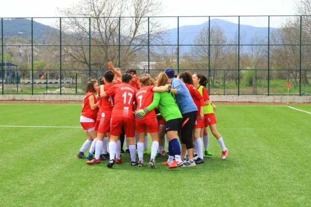 Bilecikspor Kadın Futbol Takımı rakibine gol oldu yağdı