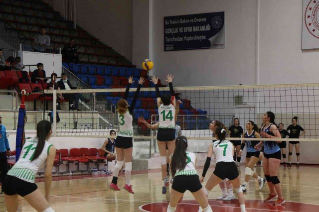 Voleybol Bölgesel Lig Kız müsabakaları Karabük’te başladı