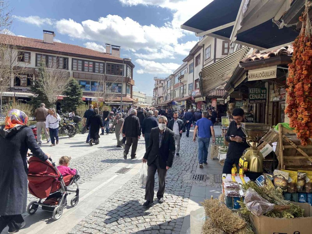 Konya’nın tarihi pazarlarında bayram hareketliliği
