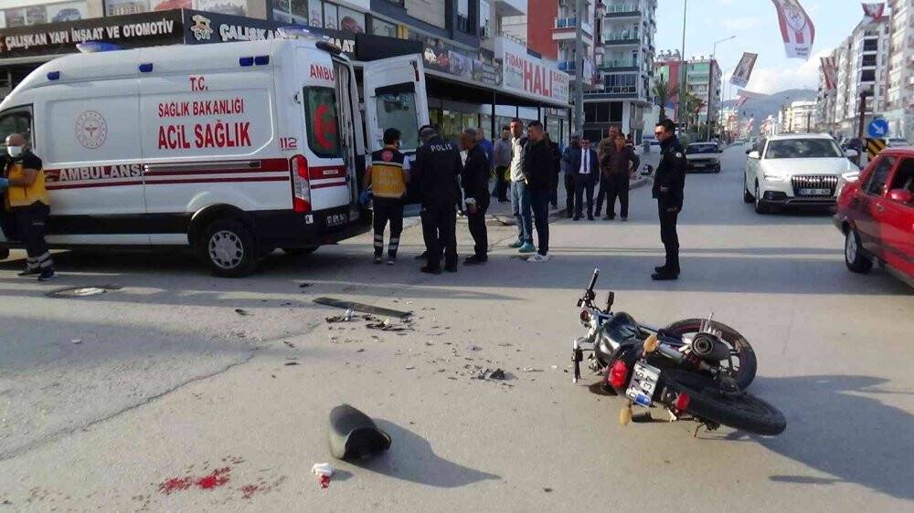 Otomobil ile motosiklet çarpıştı: 1’i ağır 2 yaralı