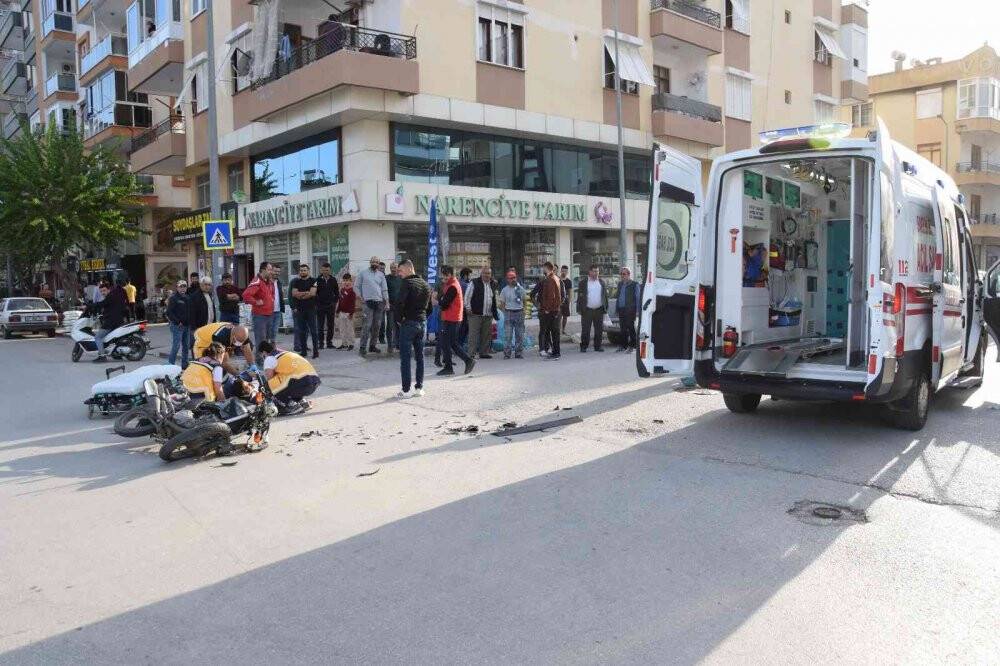 Otomobil ile motosiklet çarpıştı: 1’i ağır 2 yaralı