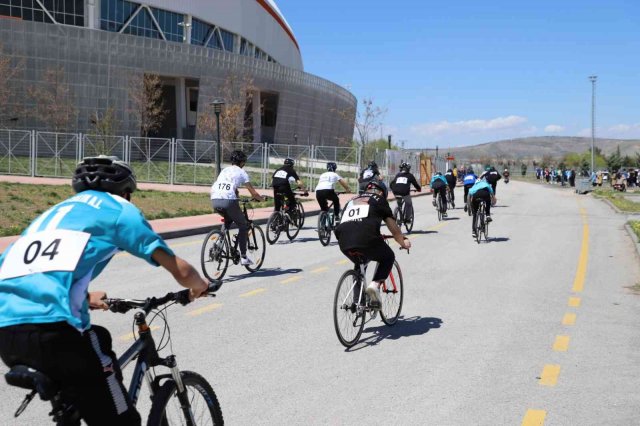 Pedala il birinciliği için bastılar