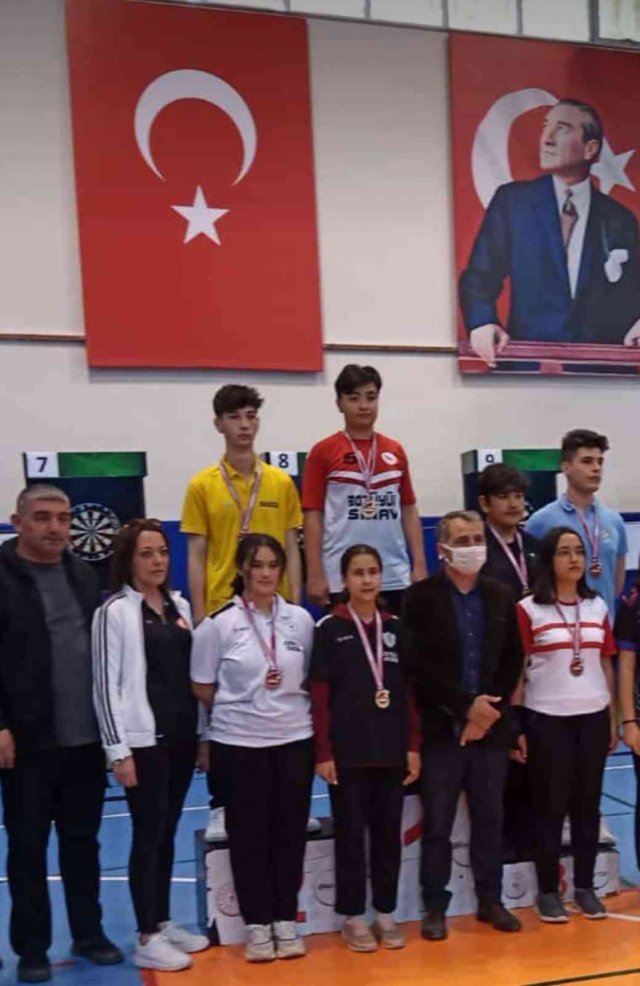 Dart branşında yarışan Bilecikli sporcular Türkiye derecelerine girdi