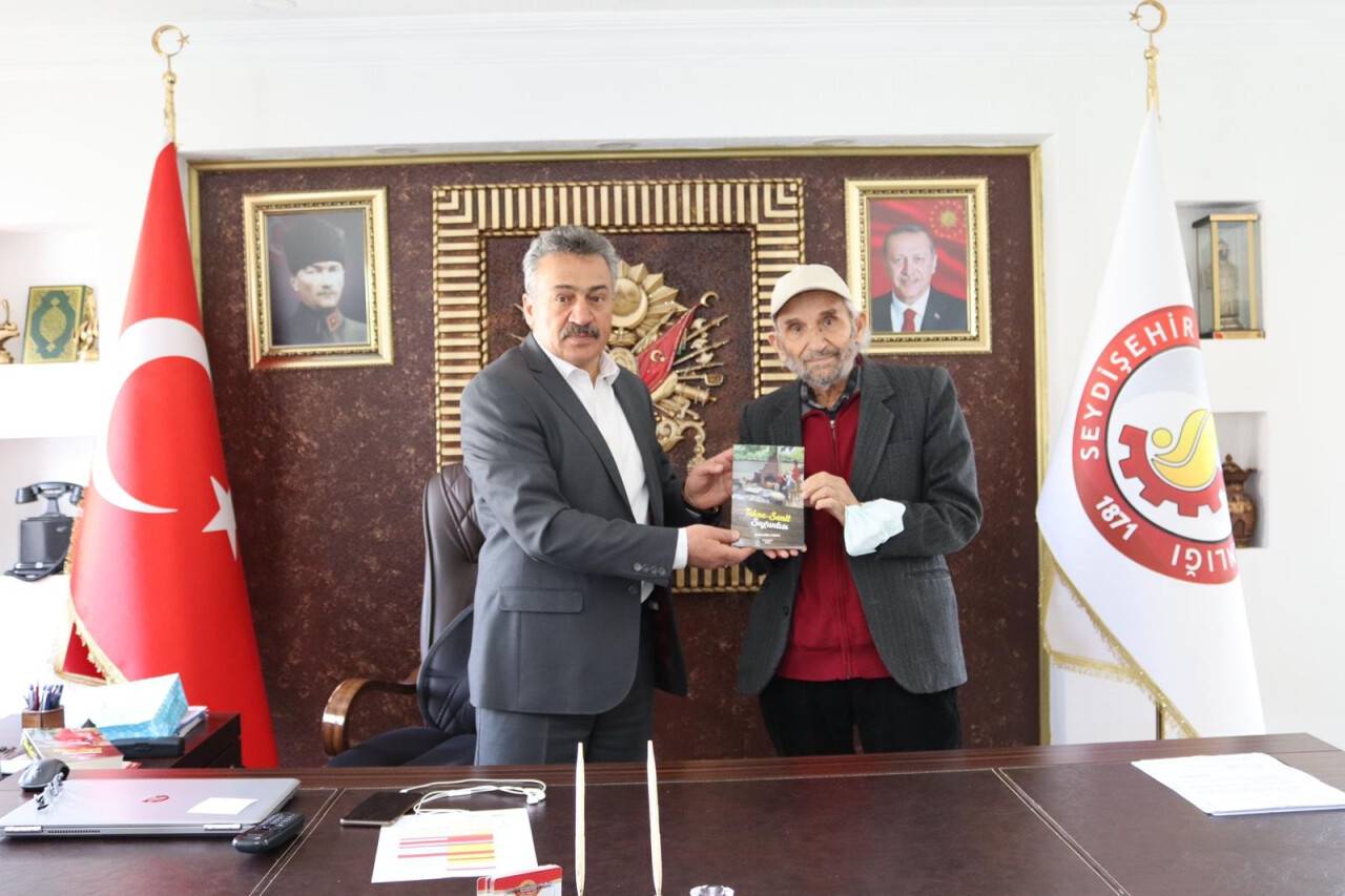 seydisehirin-karacaoglani-14-kitabini-yayimladi-1.jpg