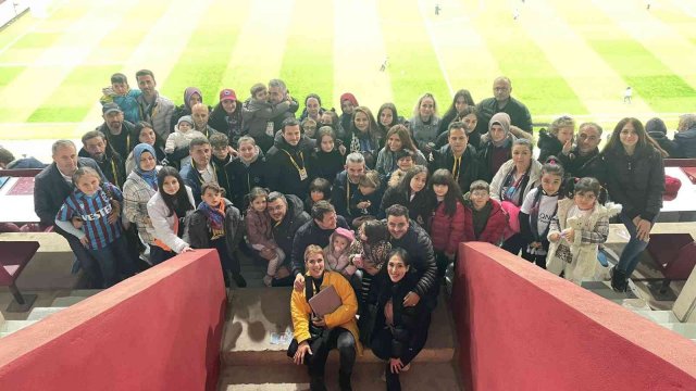 Gazeteci çocuk ve eşleri basın tribününde