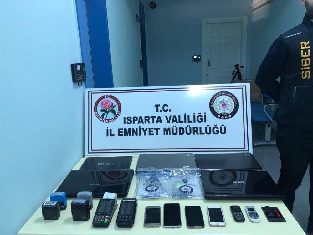 Ünlü olmak isteyen vatandaşları dolandıran çete mensupları yakalandı