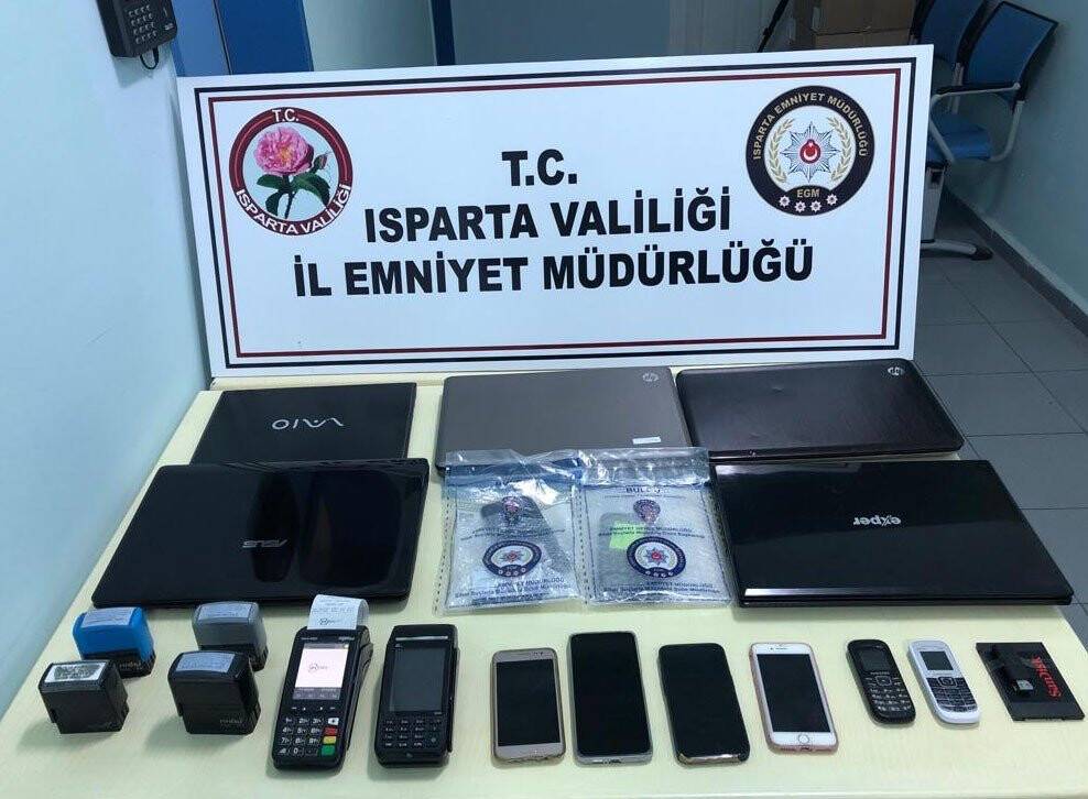 Ünlü olmak isteyen vatandaşları dolandıran çete mensupları yakalandı