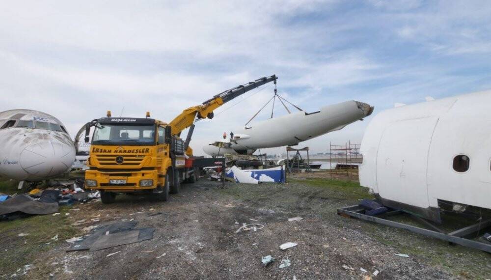 Atatürk Havalimanı’ndaki hurda uçaklar kara ve denizden Tuzla’ya taşındı