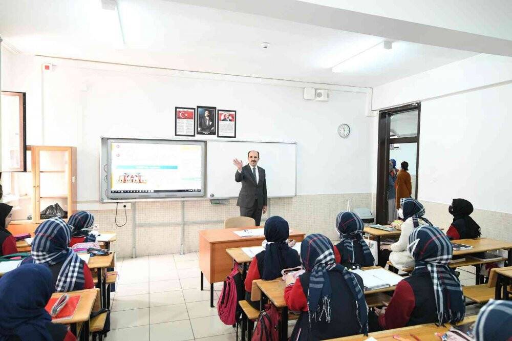 Başkan Altay: 'Gençlerle aramızda çok güzel bir muhabbet var'