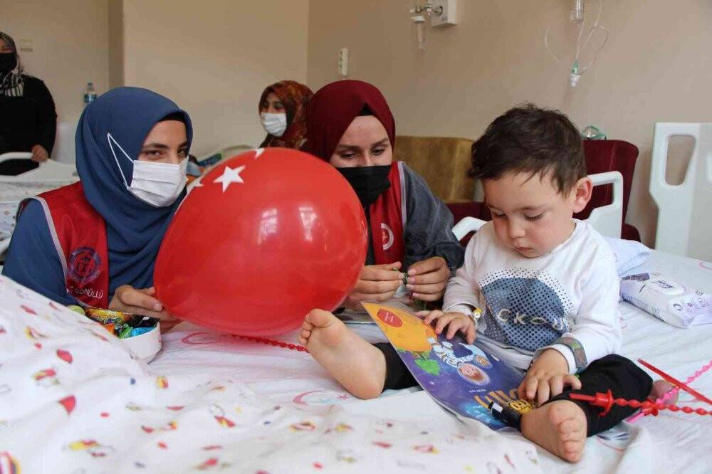 Çocuklar için hastane koridorunu süsleyip oyuncak dağıttılar