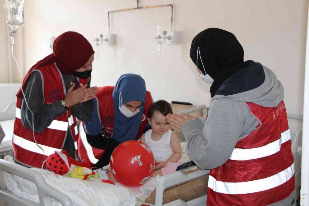 Çocuklar için hastane koridorunu süsleyip oyuncak dağıttılar