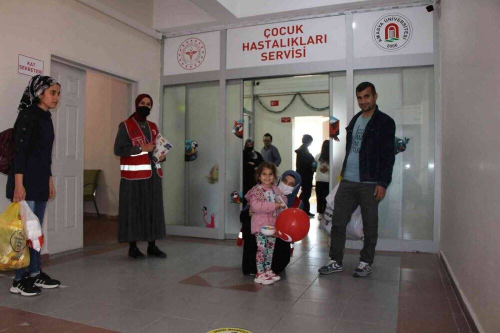 Çocuklar için hastane koridorunu süsleyip oyuncak dağıttılar