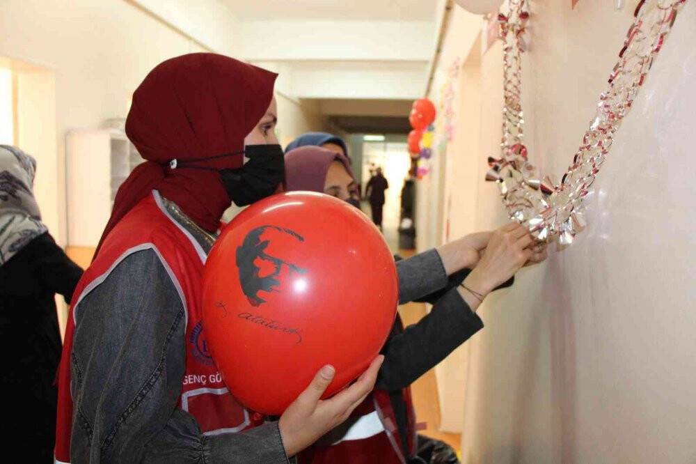 Çocuklar için hastane koridorunu süsleyip oyuncak dağıttılar