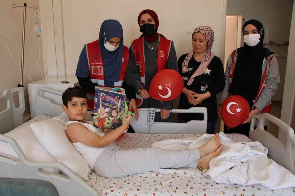 Çocuklar için hastane koridorunu süsleyip oyuncak dağıttılar