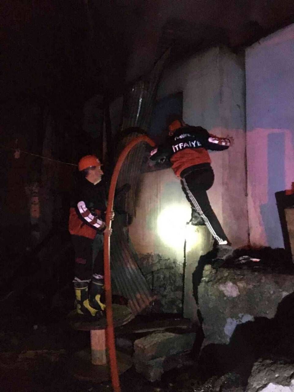 İki katlı ev küle döndü