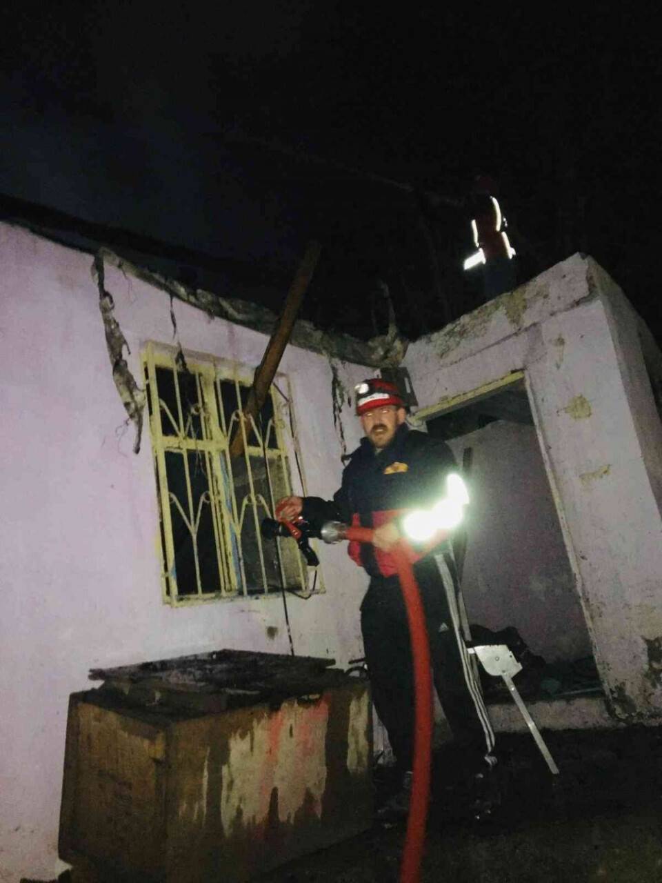 İki katlı ev küle döndü