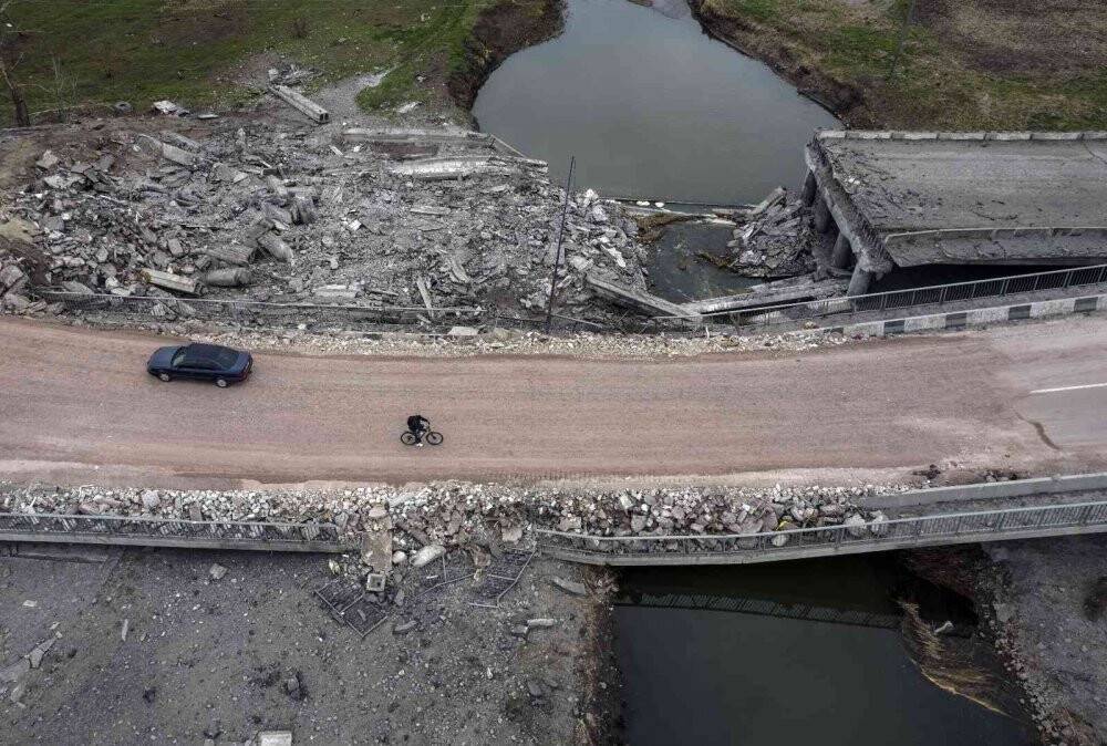 Ukrayna’da havaya uçurulan köprülerde sivillerin zorlu yolculuğu