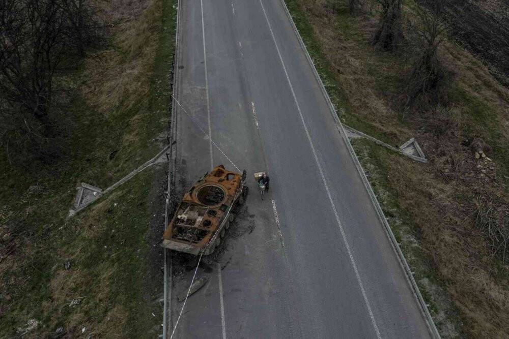 Ukrayna’da havaya uçurulan köprülerde sivillerin zorlu yolculuğu