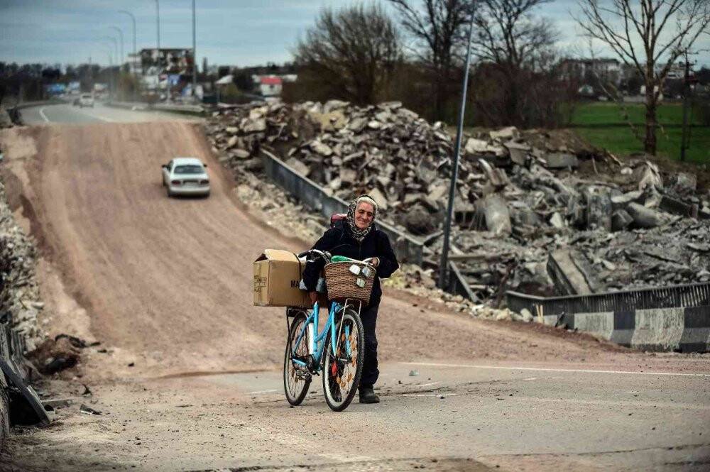 Ukrayna’da havaya uçurulan köprülerde sivillerin zorlu yolculuğu