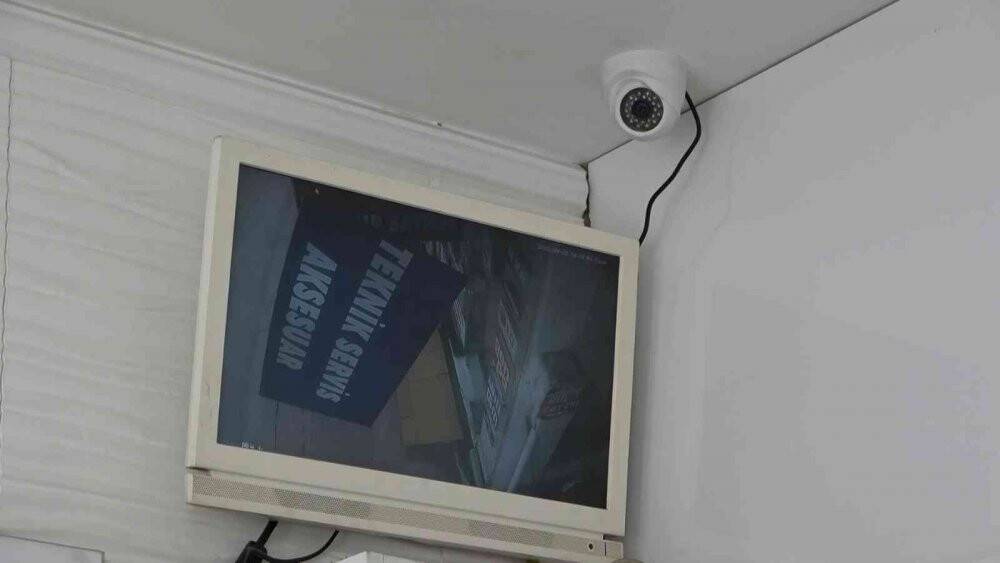 100 bin liralık telefon ve aksesuar hırsızlığı yaptılar