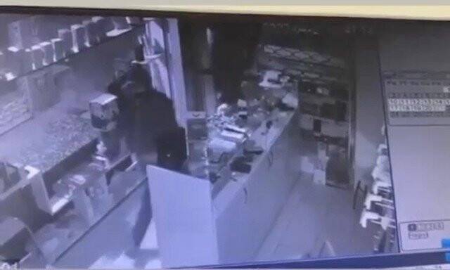 100 bin liralık telefon ve aksesuar hırsızlığı yaptılar