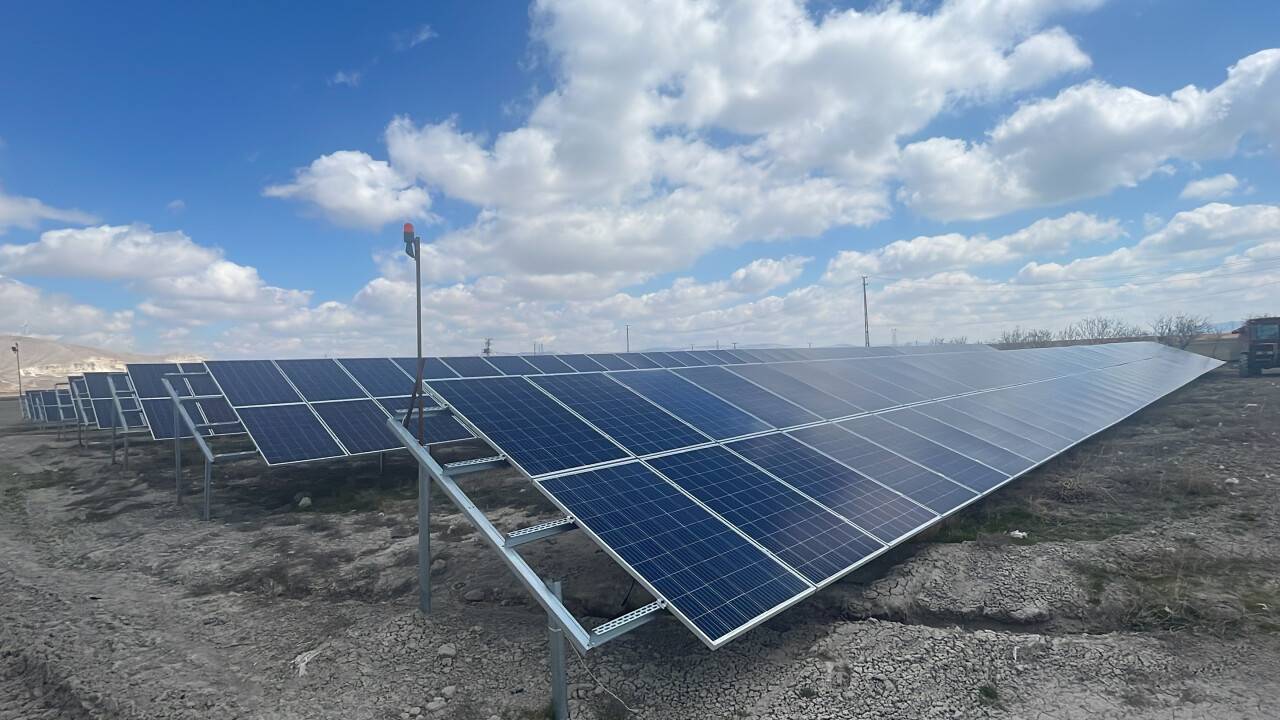aa-20220423-27648815-27648811-tarlalarina-kurduklari-gunes-panelleriyle-hem-kendileri-hem-doga-kazaniyor-1.jpg