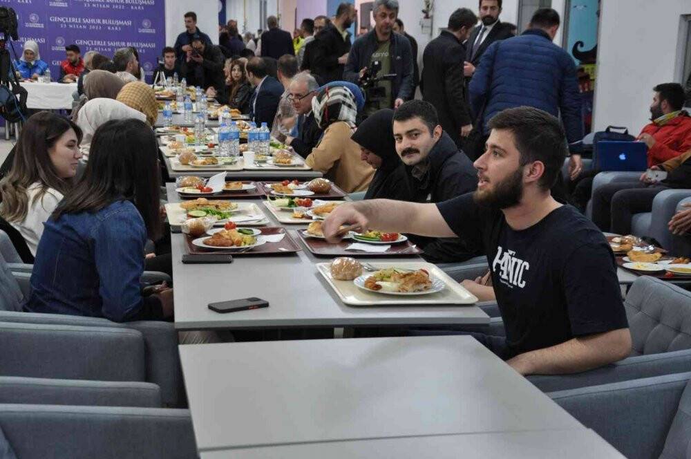 Bakan Karaismailoğlu, sahurda gençlerle buluştu