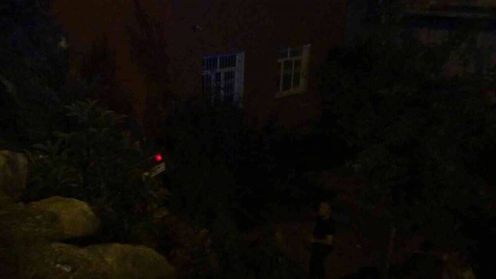 Çay içerken şok yaşadılar: Bahçelerine araç uçtu