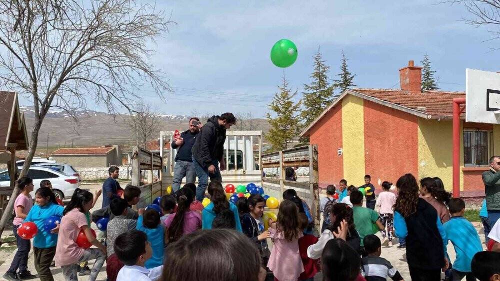 Çocuklara bir kamyonet dolusu oyun topu dağıttı