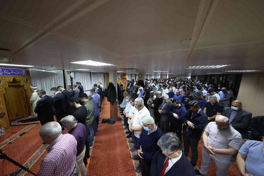 Diyanet İşleri Başkanı Erbaş, DİTİB Yunus Emre Camii’nde teravih namazı kıldırdı