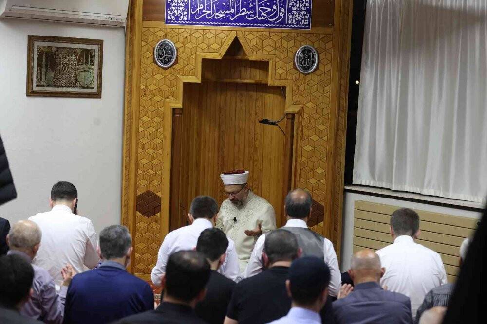 Diyanet İşleri Başkanı Erbaş, DİTİB Yunus Emre Camii’nde teravih namazı kıldırdı