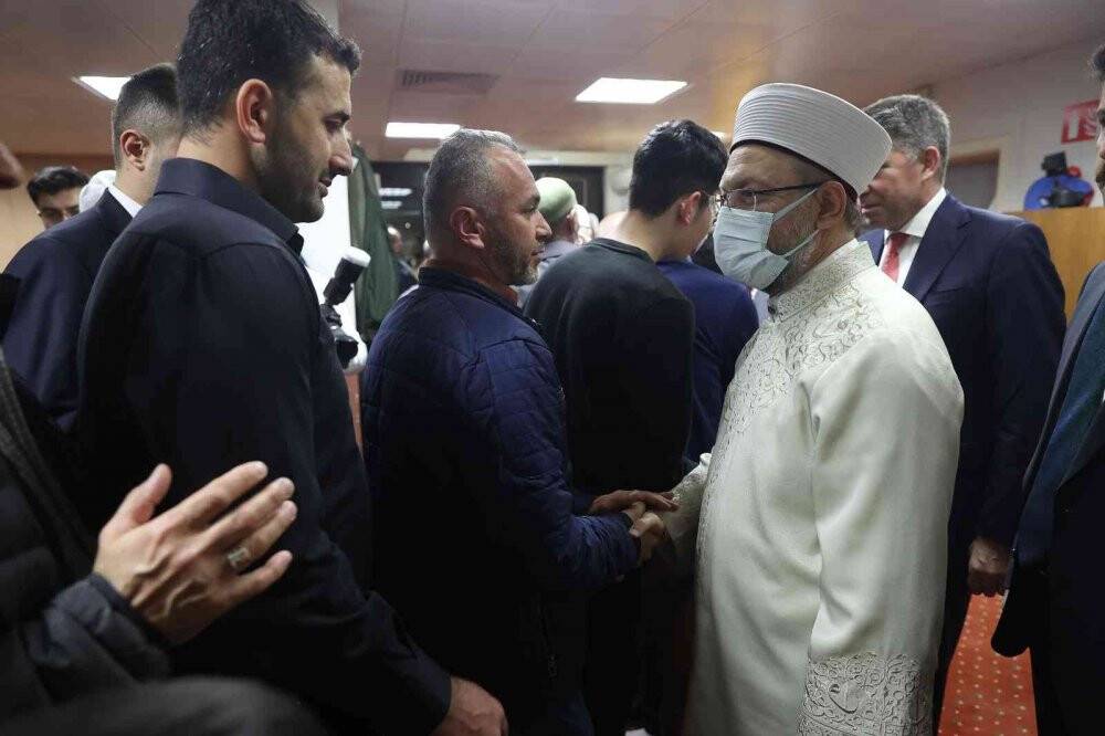 Diyanet İşleri Başkanı Erbaş, DİTİB Yunus Emre Camii’nde teravih namazı kıldırdı